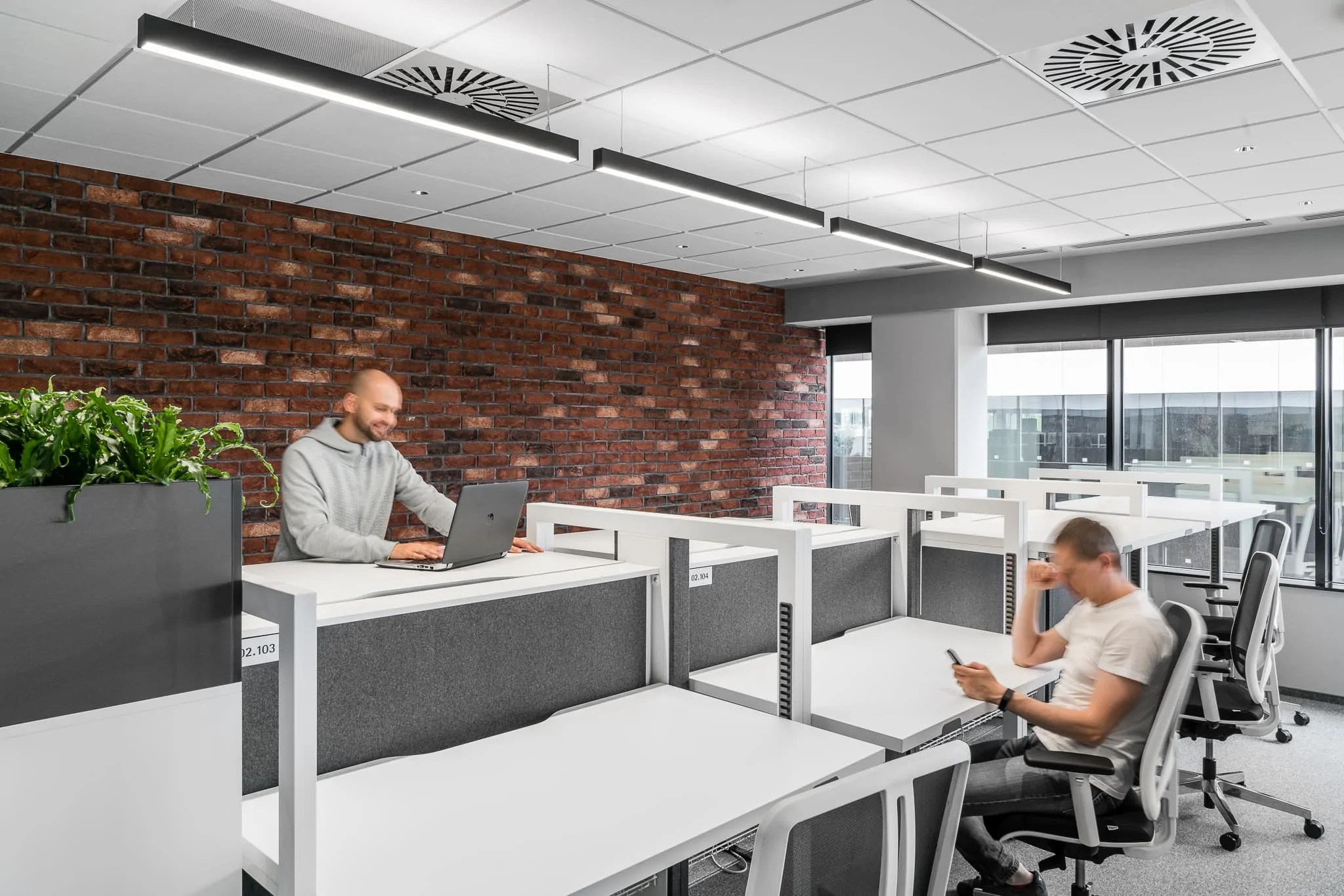 Ergonomiczne biurko – sprawdzony sposób na zwiększenie efektywności pracy