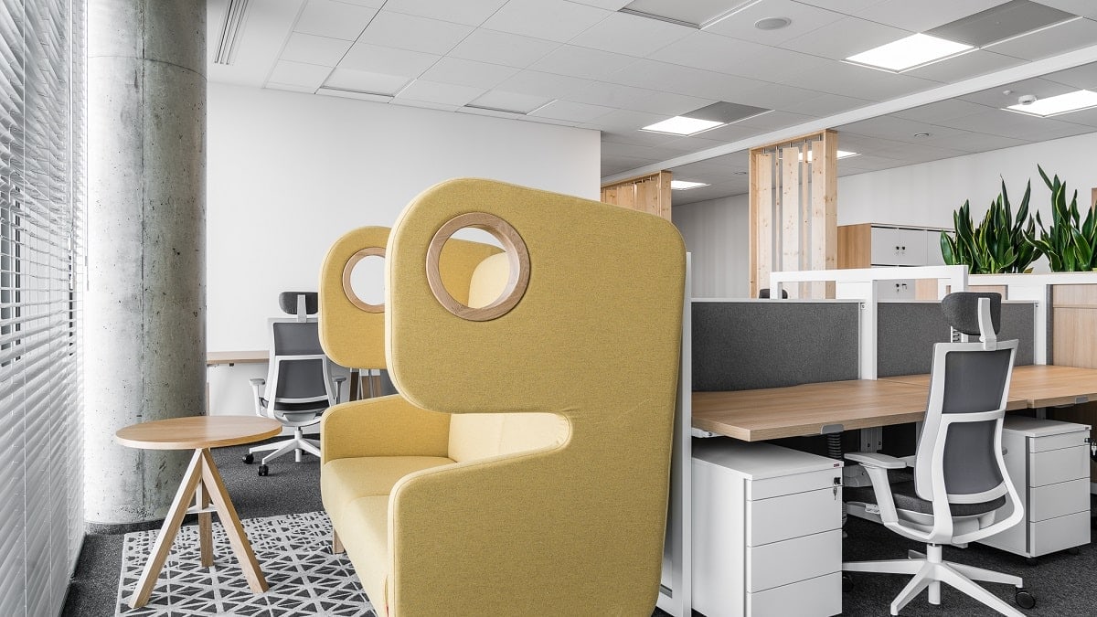 Privacy in an open-plan office. Is discretion even possible?